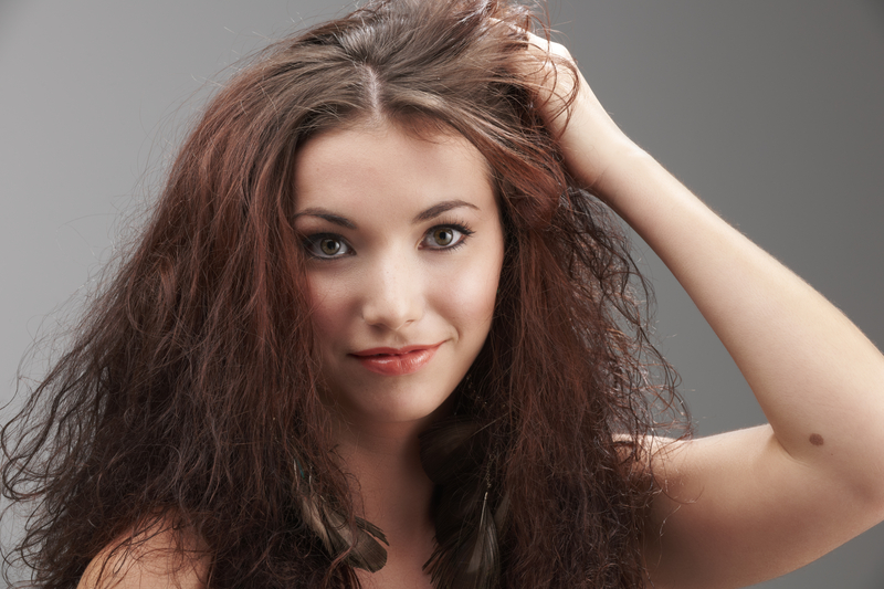 Why Hair Gets Frizzy (For Teens) – What’s Actually Happening